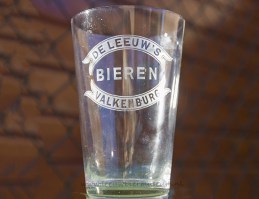 oud glas leeuws geetst